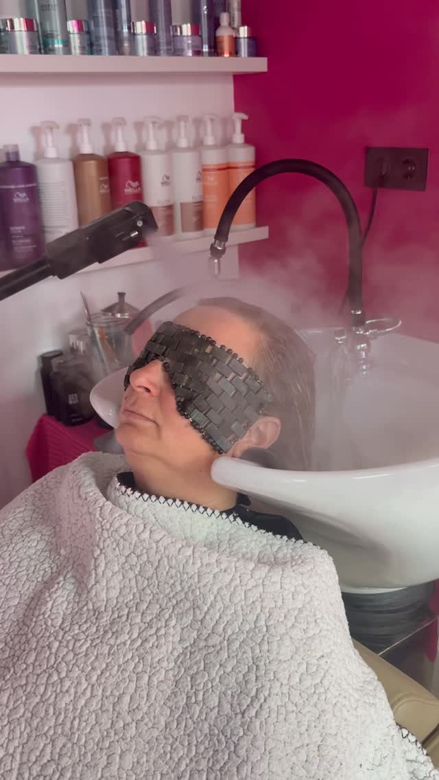 Scálpea scalp therapy treatment in session
